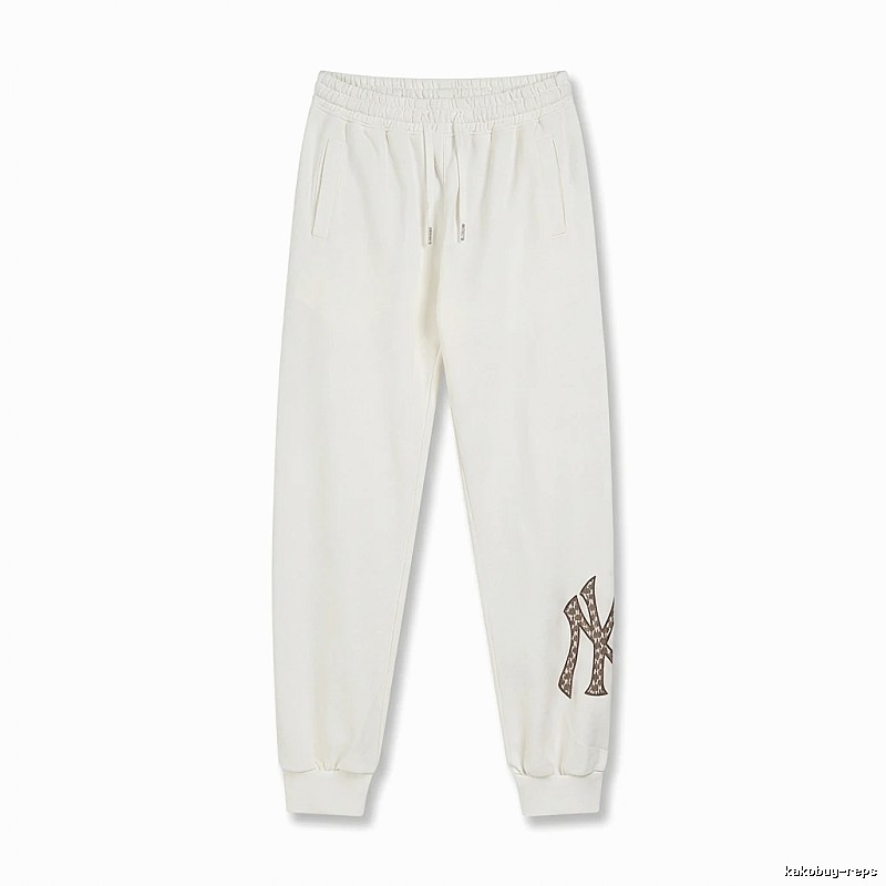 Fashionable white sweatpants of the MLB New York Yankees
