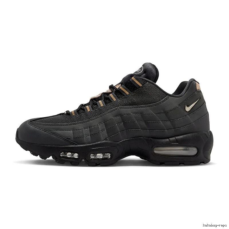 Nike retro-style black sports shoes