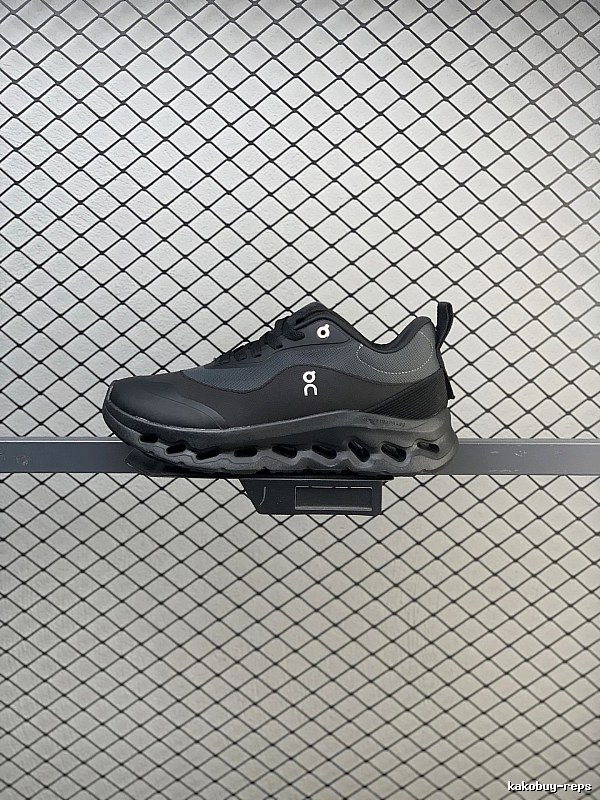 On Cloud Runners, Black and Technical Side Panels