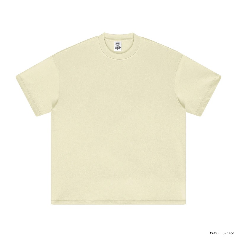 Patterned Plain white T-shirt Minimal White Short with Polished Detail