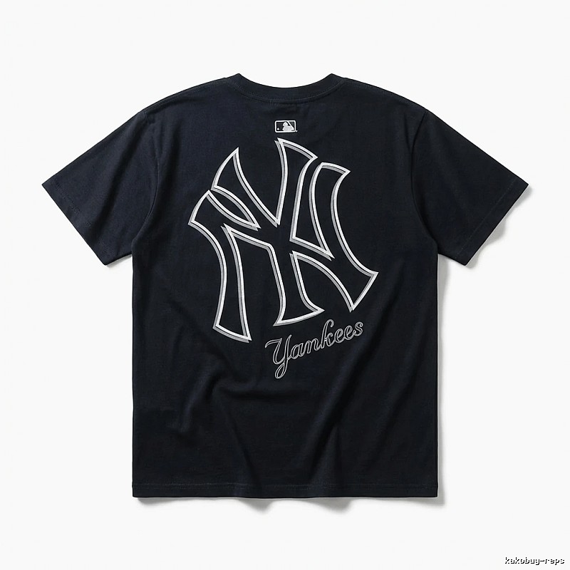 Simple-style black T-shirt of the MLB Yankees